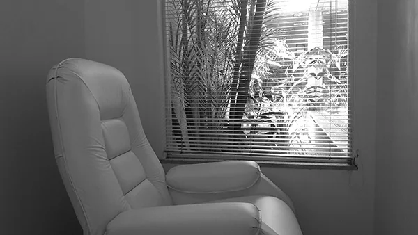 Poltrona reclinável da sala de repouso, com vista para o jardim de inverno